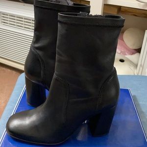 Seychelles “host” black boots